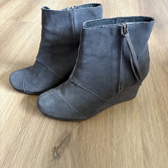 TOMS suede wedge ankle boots size 7.5 Gray - Picture 1 of 7
